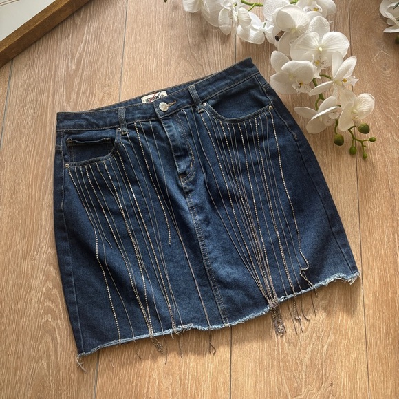 Chic Denim Mini Skirt with Chain Accents - Picture 3 of 8